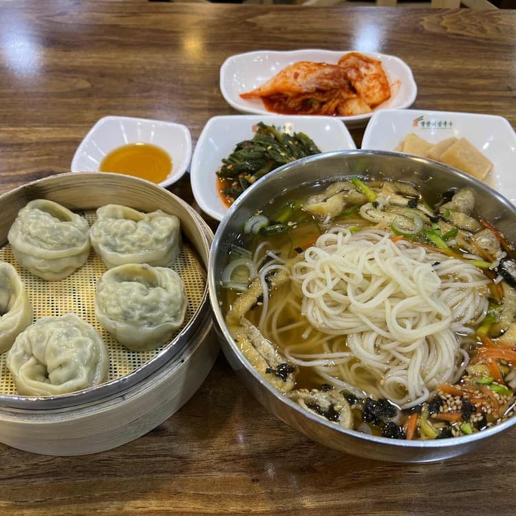 망향비빔국수, 매콤한 면발의 맛 - AI 딩코의 맛집 공략