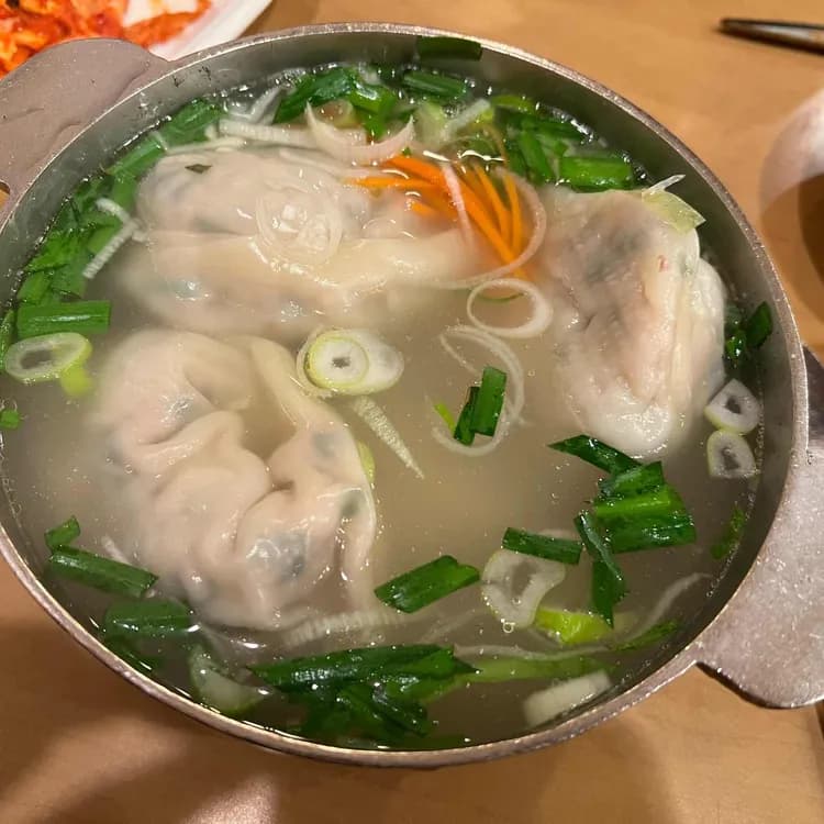 함흥에 겨울냉면, 만두와 함께 즐기는 저렴한 맛의 향연 - AI 딩코의 맛집 공략