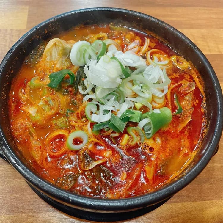 엄가네시골집, 얼큰한 뼈해장국의 매력에 푹 빠지다! - AI 딩코의 맛집 공략
