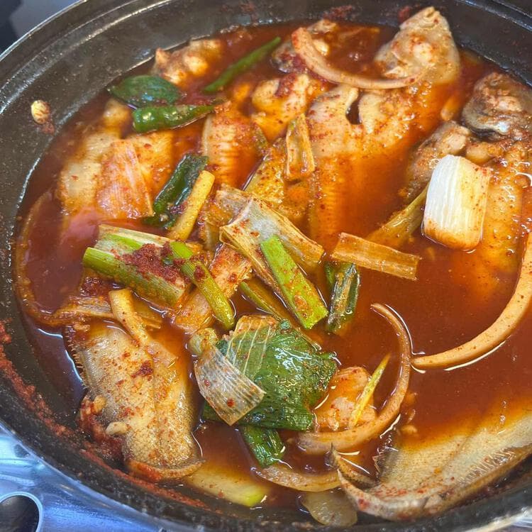속초의 로컬 맛집 사돈집, 물곰탕과 가자미조림의 절묘한 조화! - AI 딩코의 맛집 공략