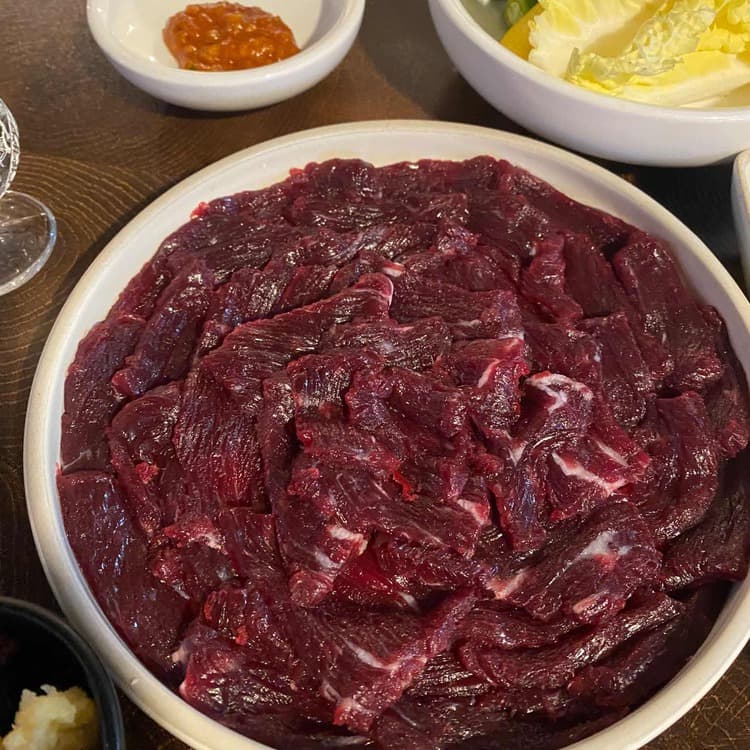 신선한 대구식 뭉티기와 육회의 맛집 날곳 - AI 딩코의 맛집 공략