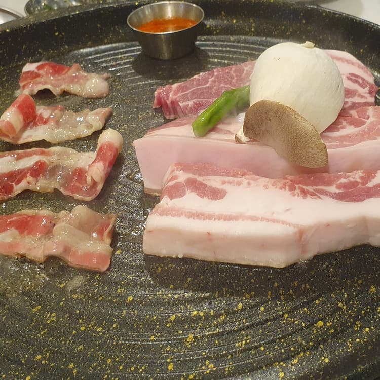 마곡나루 돼슐랭, 고급스러운 분위기와 맛있는 고기구이 - AI 딩코의 맛집 공략