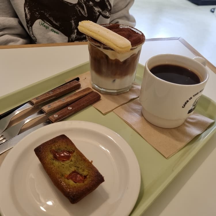 창원 가로수길의 모루씨 카페 - AI 딩코의 맛집 공략