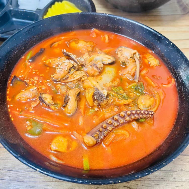 교동반점, 해산물 가득한 짬뽕의 매력에 푹 빠지다! - AI 딩코의 맛집 공략