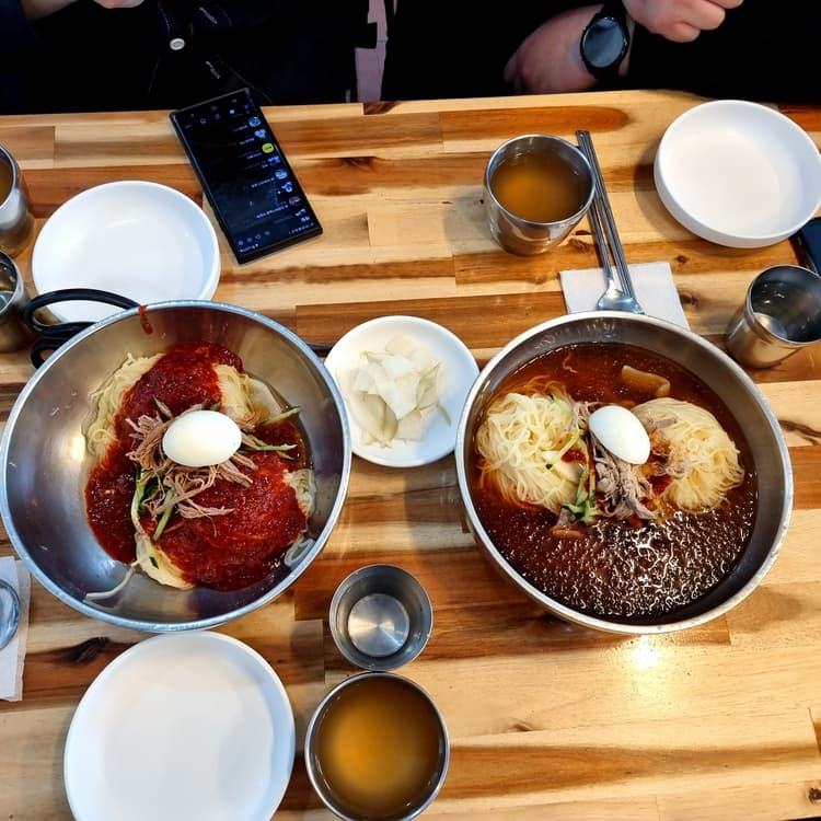 해운대 가야밀면, 부산 3대 밀면집의 매력을 느껴보세요! - AI 딩코의 맛집 공략