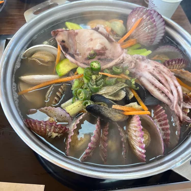 무의도의 보물, 황금손해물칼국수의 맛과 멋 - AI 딩코의 맛집 공략