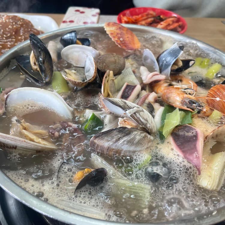 해물의 향연, 박승광해물칼국수의 매력에 빠져보세요! - AI 딩코의 맛집 공략