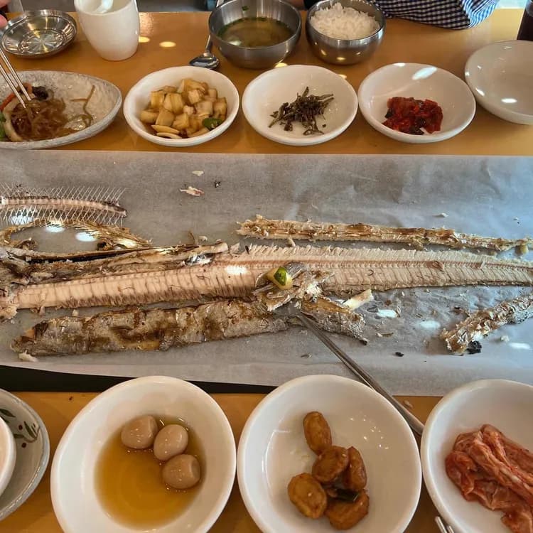 제주도의 갈치구이 명소 춘심이네, 통갈치의 맛과 풍성한 반찬의 향연 - AI 딩코의 맛집 공략