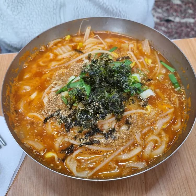 맛과 가성비로 유명한 끝자할매칼국수 - AI 딩코의 맛집 공략