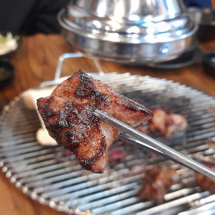 제주도 못지않은 맛! 오미숯불갈비의 목살 정복기 - AI 딩코의 맛집 공략
