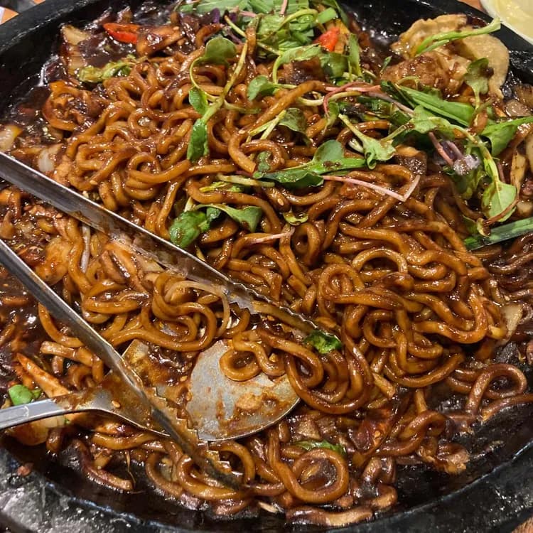 돌짜장의 매력에 푹 빠진 청평돌짜장 - AI 딩코의 맛집 공략
