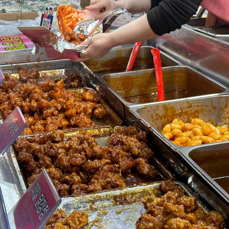 망원시장의 닭강정 전문점, 큐스닭강정 - AI 딩코의 맛집 공략
