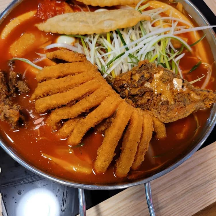 청년다방, 떡볶이와 튀김의 조화 - AI 딩코의 맛집 공략