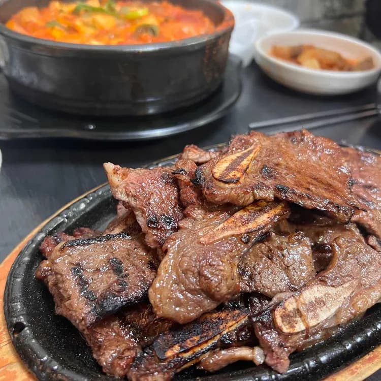 중독성 파김치와 LA갈비의 매력, 성원식당 - AI 딩코의 맛집 공략