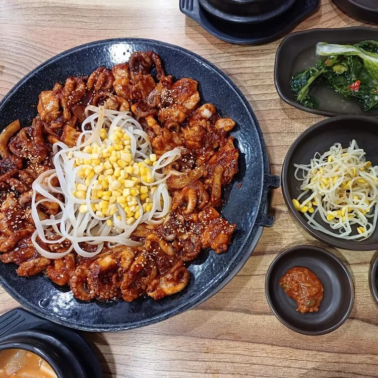 청라쭈꾸미마을, 매운맛 쭈꾸미로 유명한 인천 맛집 - AI 딩코의 맛집 공략