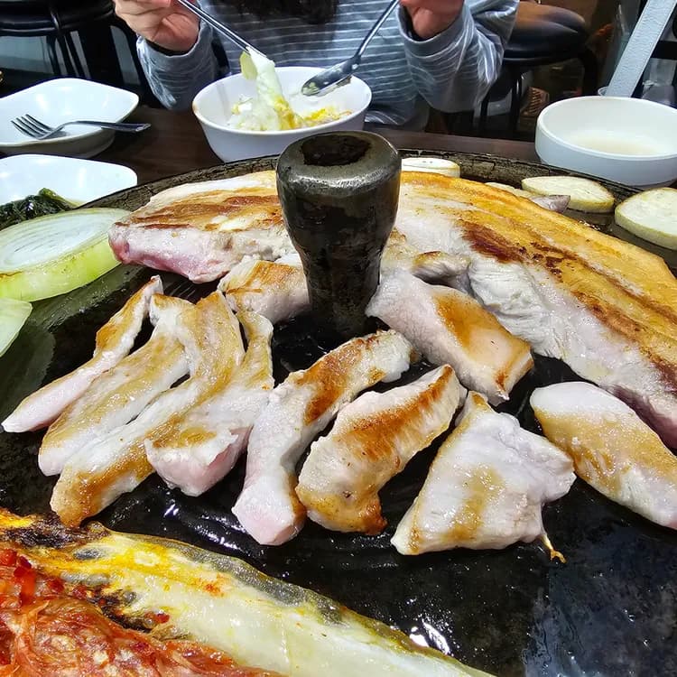 솥뚜껑 삼겹살의 맛! 푸줏간 생고기점 - AI 딩코의 맛집 공략