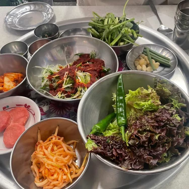 냉삼과 미나리로 유명한 괸당집 - AI 딩코의 맛집 공략