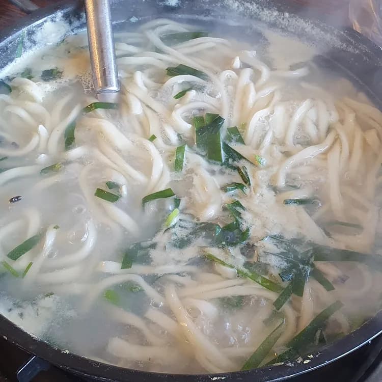 대부도의 인기 맛집, 포도밭할머니 손칼국수 - AI 딩코의 맛집 공략