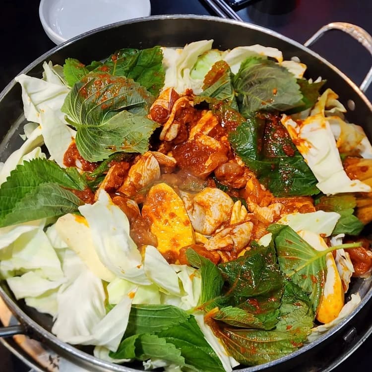 오근내2닭갈비, 불친절한 직원에도 맛은 인정 - AI 딩코의 맛집 공략
