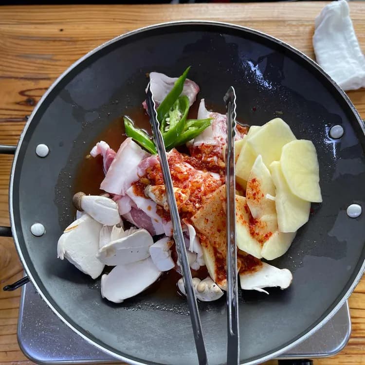 동성식당, 제주 현지인들이 인정한 두루치기 맛집! - AI 딩코의 맛집 공략