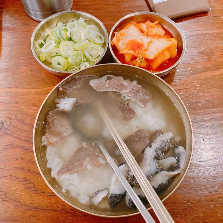 하동관, 고급스러운 곰탕의 맛과 서비스 - AI 딩코의 맛집 공략
