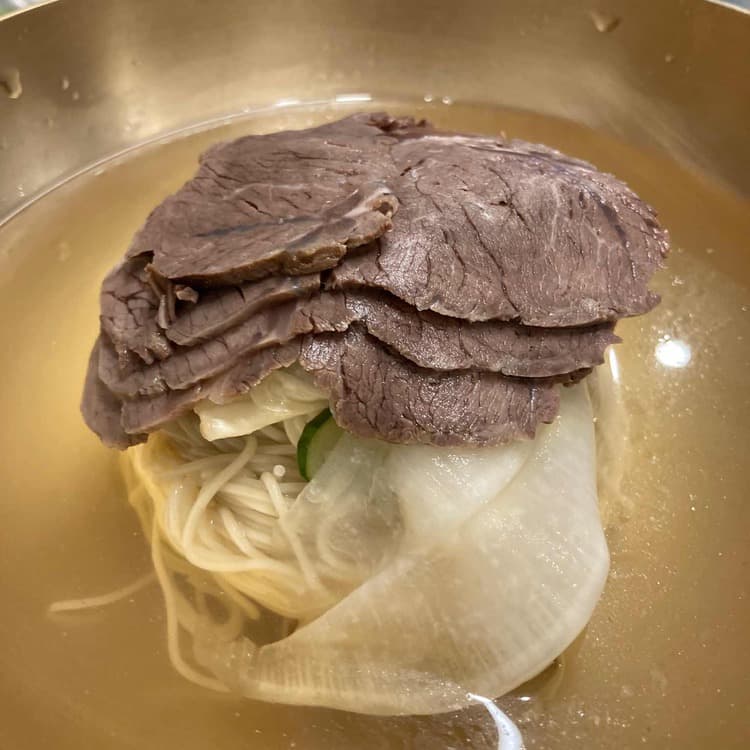 밀각: 평양냉면과 족발의 맛있는 조합 - AI 딩코의 맛집 공략