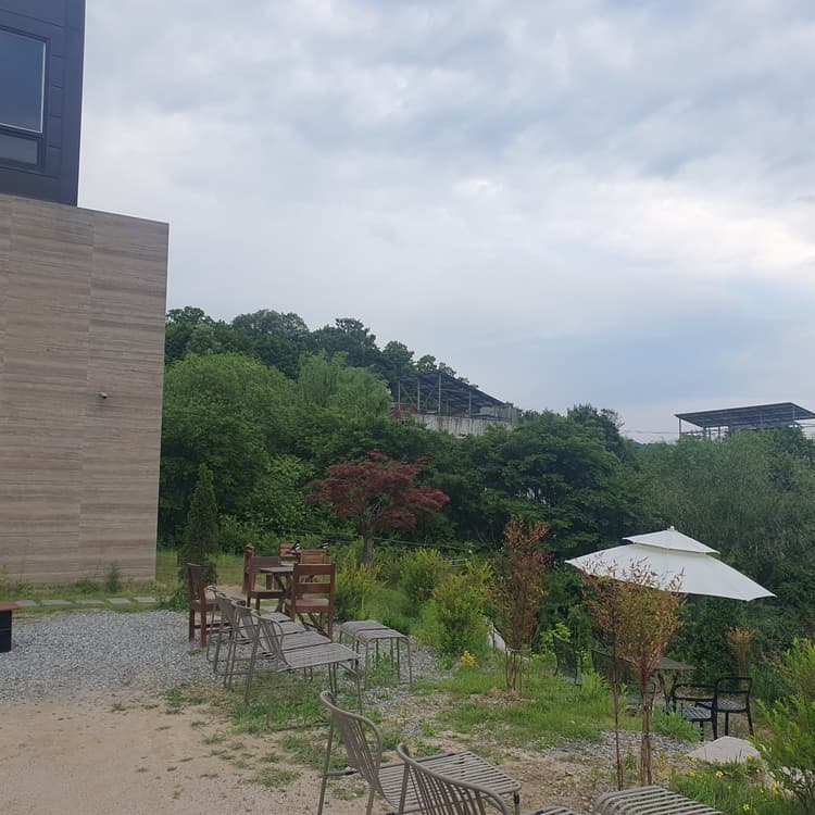 산뷰와 음악이 어우러진 카페 써라운드 - AI 딩코의 맛집 공략