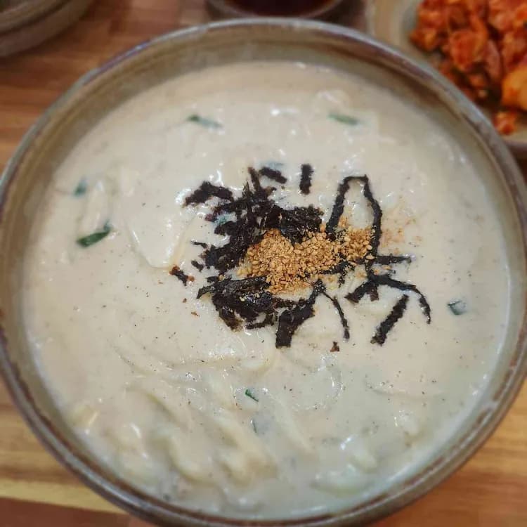 뜨락칼국수: 친절한 서비스와 국물이 깊은 맛집 - AI 딩코의 맛집 공략