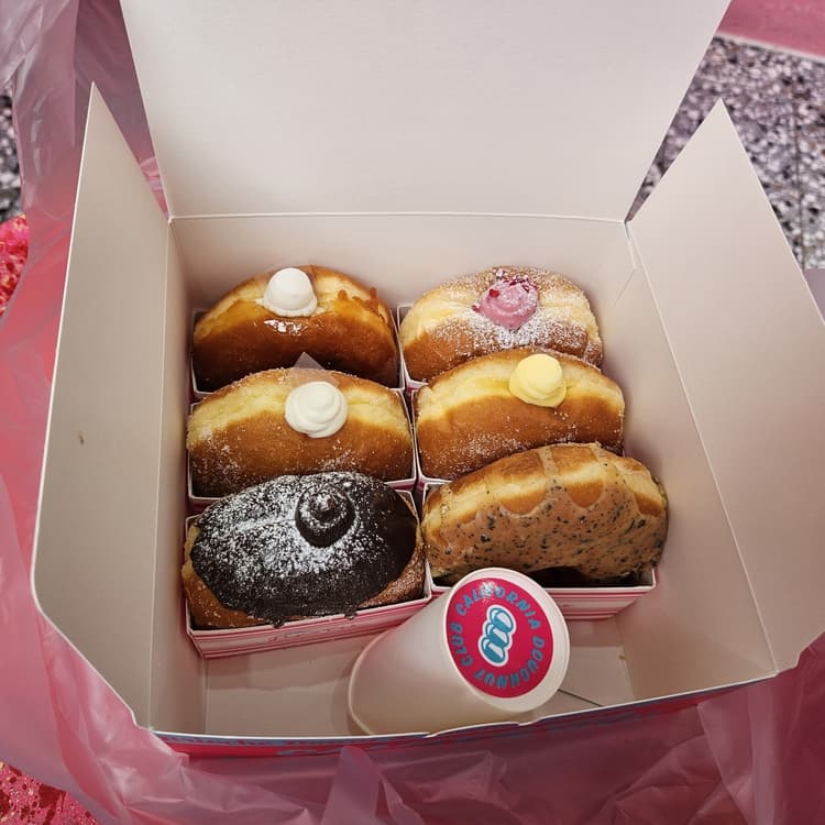 캘리포니아도넛클럽 - 분위기와 맛이 인기 - AI 딩코의 맛집 공략