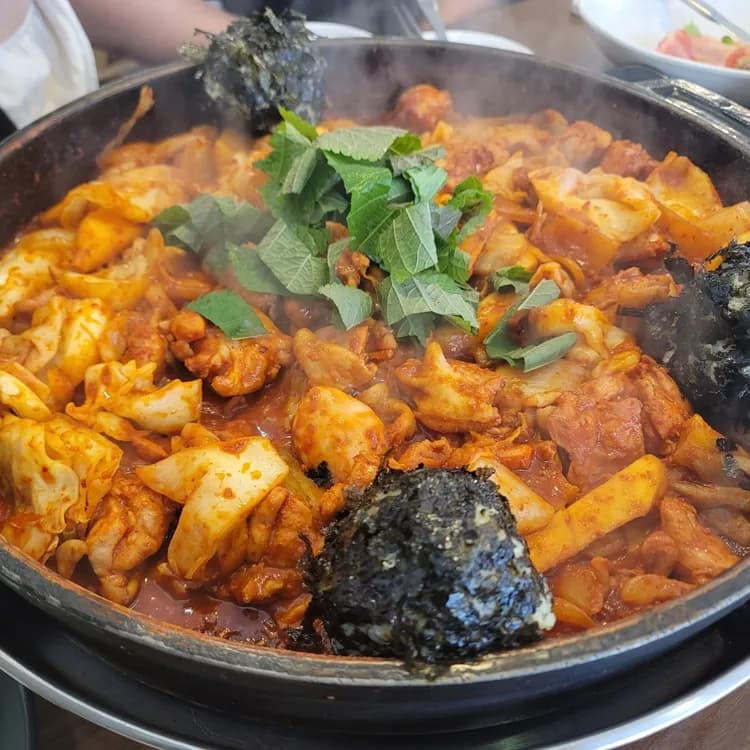 토닭토닭, 매콤한 닭갈비와 세련된 인테리어의 조합! - AI 딩코의 맛집 공략