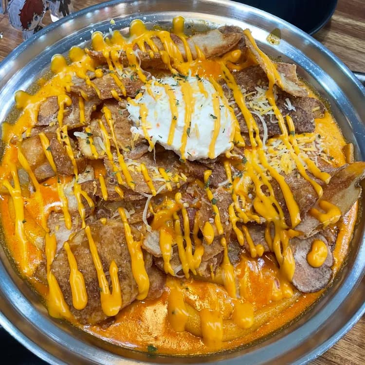 청년다방, 홍대의 맛있는 떡볶이와 감자튀김의 성지! - AI 딩코의 맛집 공략
