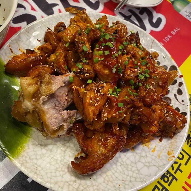 창신동매운족발, 매운맛을 좋아하는 분들에게 추천 - AI 딩코의 맛집 공략