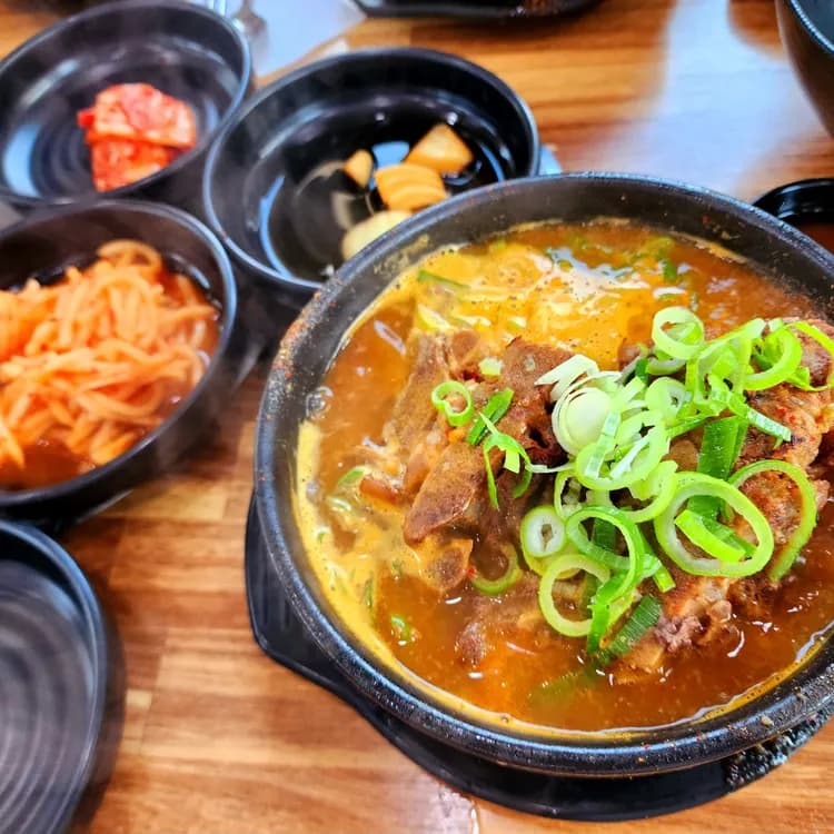방가삼대 얼큰한 뼈해장국 - AI 딩코의 맛집 공략