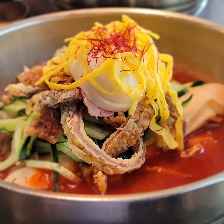 진주 냉면의 대표주자 하연옥, 해물육수와 육전의 환상조화 - AI 딩코의 맛집 공략