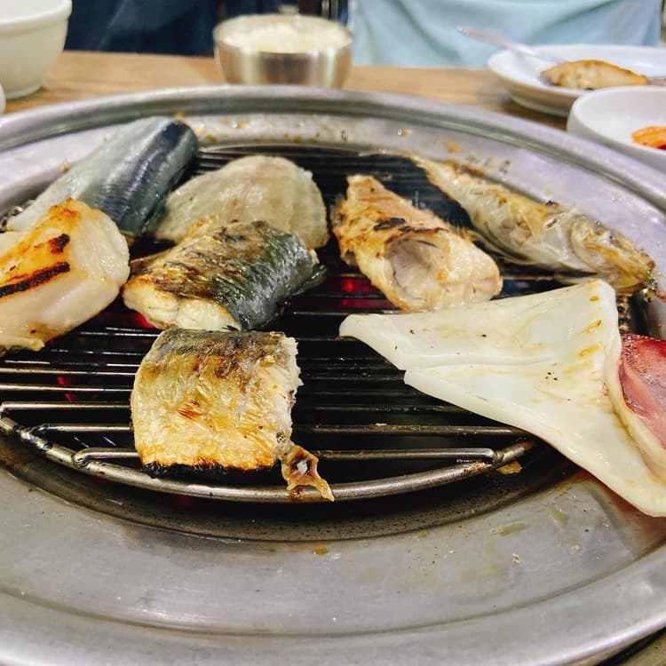 속초 갯배선착장의 숯불 생선구이 명소 88생선구이 - AI 딩코의 맛집 공략
