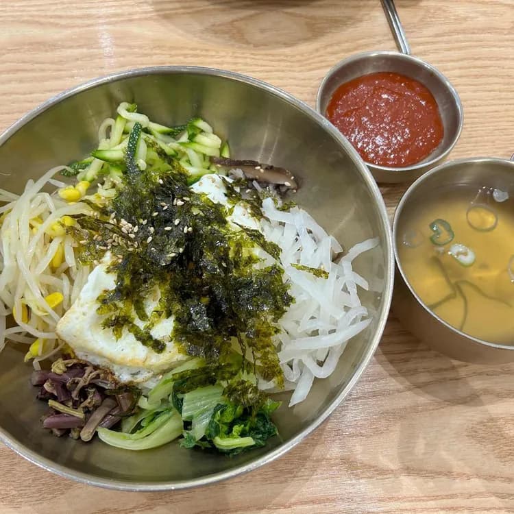 광안리의 건강한 맛 다옴, 차돌박이 칼국수와 부추전이 인기! - AI 딩코의 맛집 공략