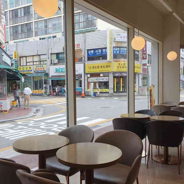 강릉 더카페: 맛좋은 시크릿라떼와 친절한 서비스 - AI 딩코의 맛집 공략