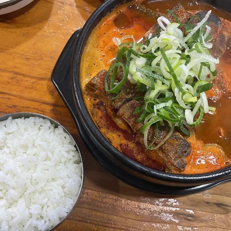 전주 엄가네시골집, 최고의 뼈해장국 - AI 딩코의 맛집 공략
