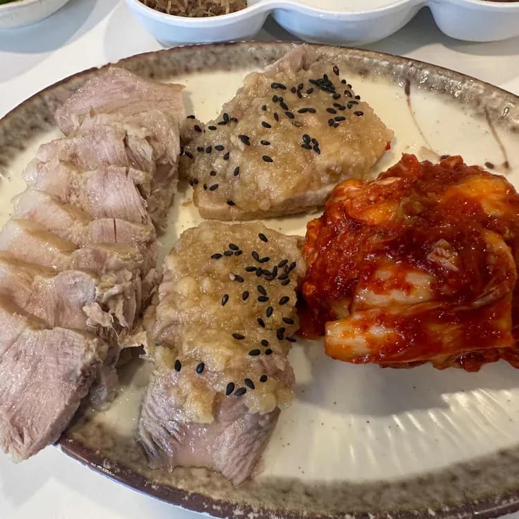 할머니보쌈: 대학가 최고의 가성비 보쌈집 - AI 딩코의 맛집 공략