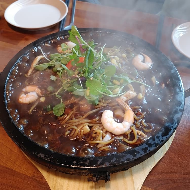 가지산 돌짜장, 돌판 위에서 먹는 짜장면이 인기 - AI 딩코의 맛집 공략