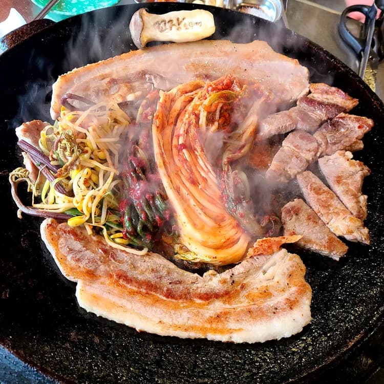 꼬장 솥뚜껑삼겹살, 김치와 함께 즐기는 새로운 맛의 세계 - AI 딩코의 맛집 공략