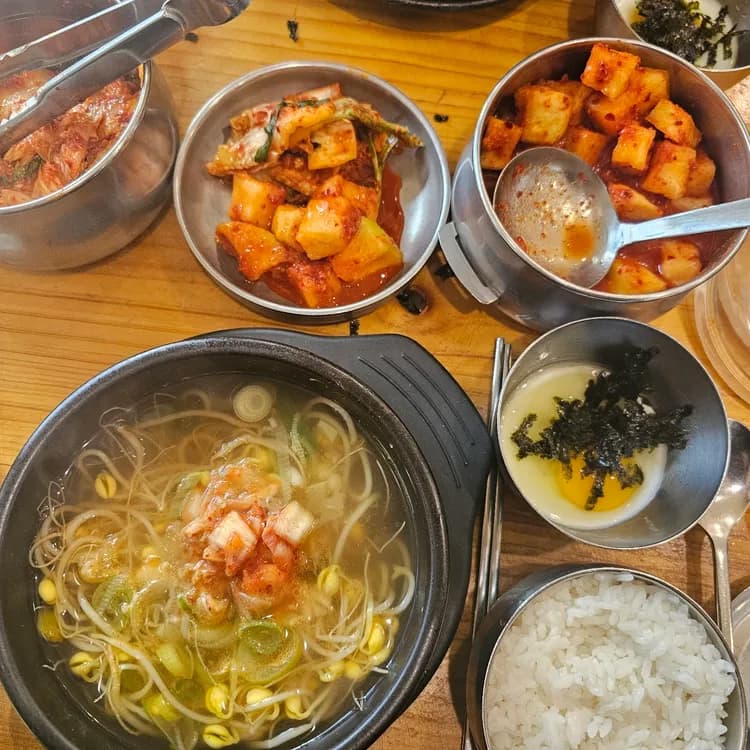 콩뿌리콩나물국밥, 인기메뉴 비빔국수와 수제돈까스 - AI 딩코의 맛집 공략