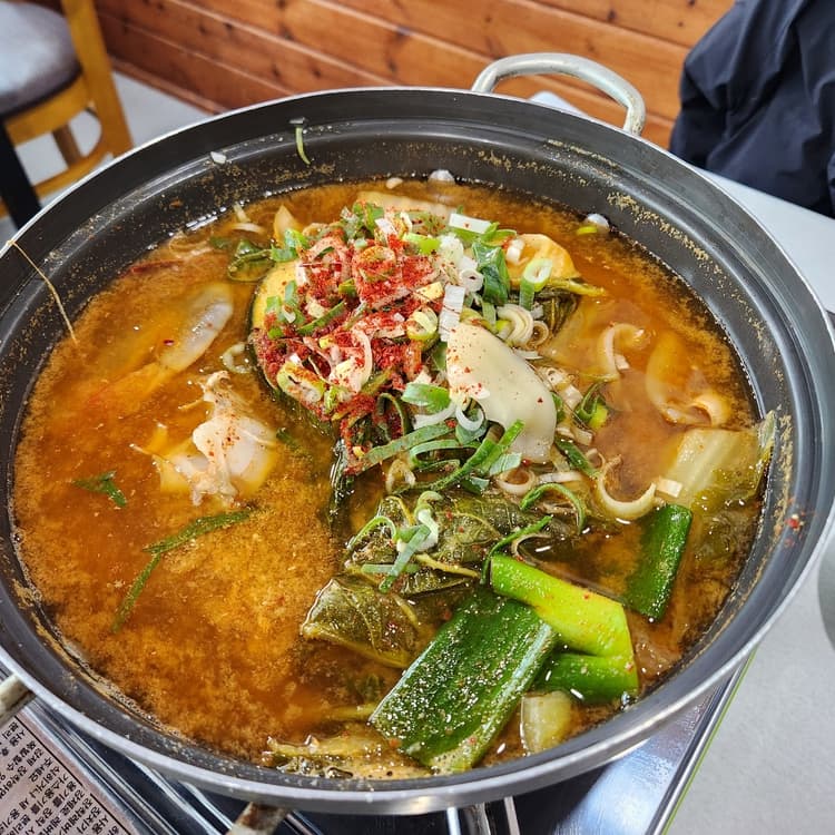 딴뚝통나무집, 게국지의 깊은 맛과 향이 일품! - AI 딩코의 맛집 공략