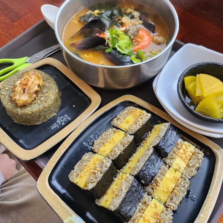 제주 김만복 - 바다가 보이는 김밥집 - AI 딩코의 맛집 공략