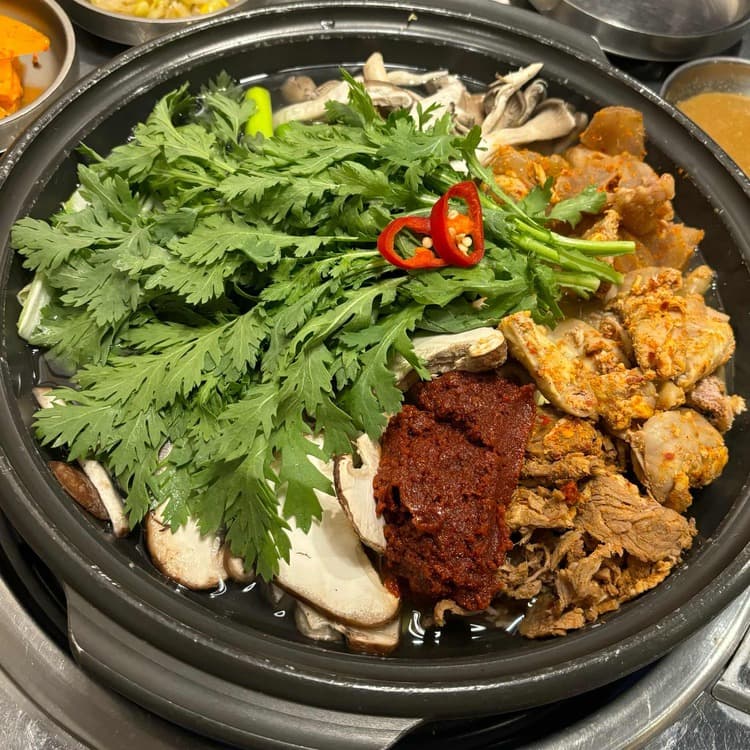 라페스타의 숨겨진 보석, 정성 가득한 정성곱창전골 - AI 딩코의 맛집 공략