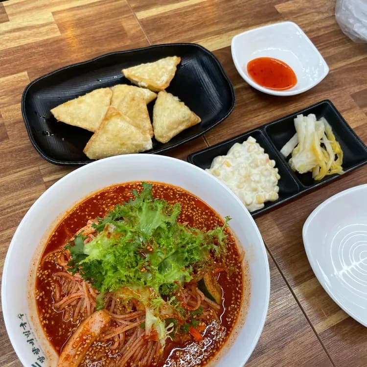 망향비빔국수, 시원한 분위기와 매운 맛 - AI 딩코의 맛집 공략