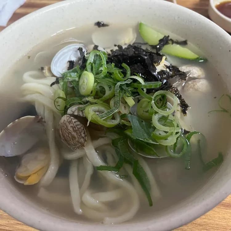 찬양집, 53년 전통의 해물칼국수 원조 맛집 - AI 딩코의 맛집 공략