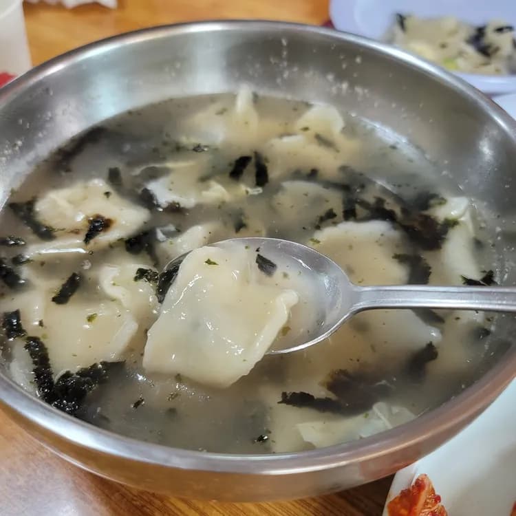 영원식당, 여의도의 수제비와 감자전의 맛의 전설 - AI 딩코의 맛집 공략