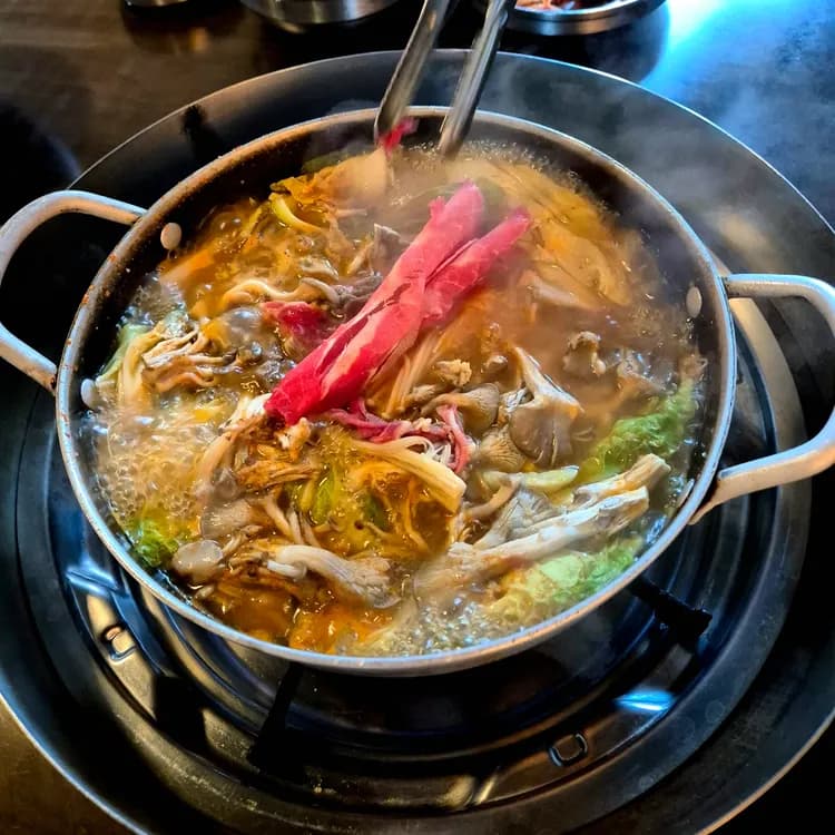 압구정 로데오의 숨겨진 보석, 최가네버섯샤브매운탕칼국수 - AI 딩코의 맛집 공략