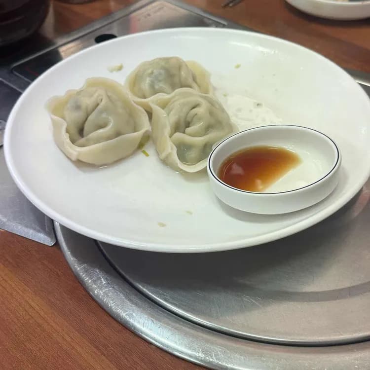 백세칼국수, 공덕의 전통 맛집에서 만나는 깊은 맛의 칼국수와 만두 - AI 딩코의 맛집 공략